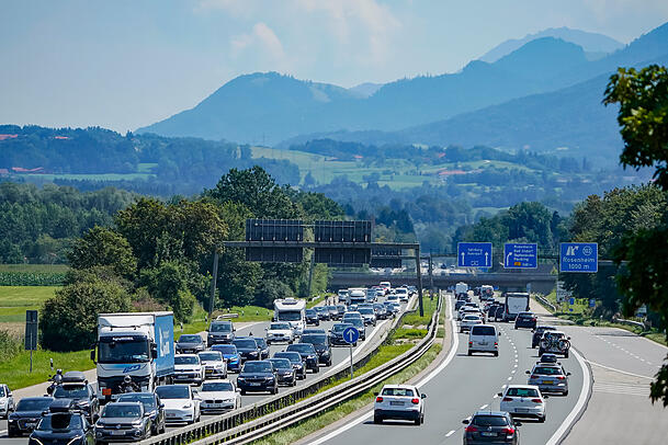 Fahrzeuge stauen sich auf der Autobahn A8 bei Rosenheim. Mit Beginn der Pfingstferien wird es nach Einschätzung des ADAC voll auf den Autobahnen. (Archivbild)