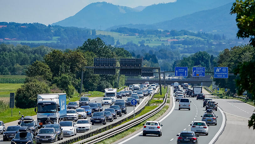 Fahrzeuge stauen sich auf der Autobahn A8 bei Rosenheim. Mit Beginn der Pfingstferien wird es nach Einschätzung des ADAC voll auf den Autobahnen. (Archivbild)