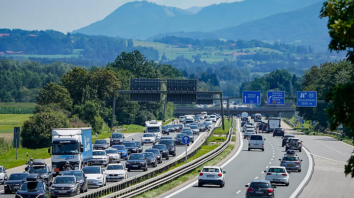 Fahrzeuge stauen sich auf der Autobahn A8 bei Rosenheim. Mit Beginn der Pfingstferien wird es nach Einschätzung des ADAC voll auf den Autobahnen. (Archivbild)
