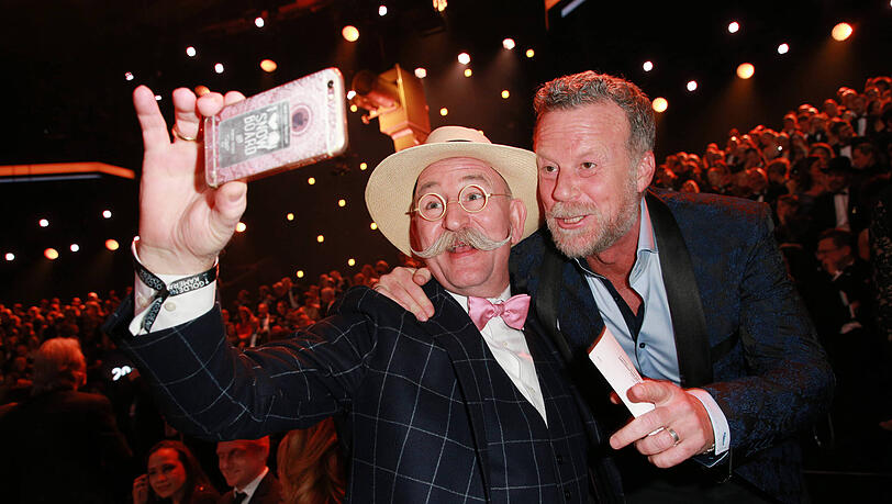 Horst Lichter schießt ein Selfie mit seinem guten Freund Jenke von Wilmsdorff. Horst Lichter schießt ein Selfie mit seinem guten Freund Jenke von Wilmsdorff.