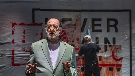 Hier erklärt Josse De Pauw noch, wie durch Worte bestimmte Geisteshaltungen (auch rechtsextreme) normalisiert werden können. Später wird seine Spielpartnerin seine Gedärme zu Wurst verarbeiten - in der Performance „Three times left is right“ von Julian Hetzel. Foto: