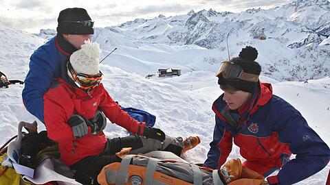 Im Akia - einer Art Rettungsschlitten - werden Verletzte bei Pistenunf&auml;llen von der Bergwacht abgeholt. (Archivbild)
