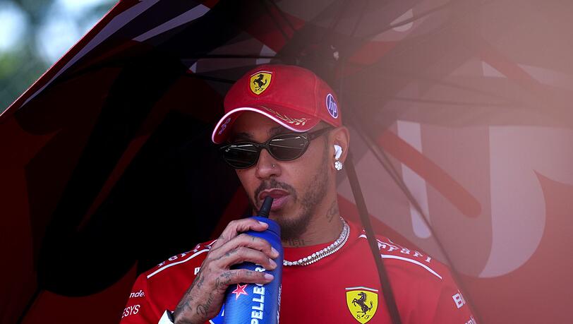 Lewis Hamilton ärgerte sich erneut über die Ferrari-Strategie. Lewis Hamilton ärgerte sich erneut über die Ferrari-Strategie.