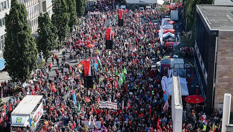 Allein 20.000 Menschen zogen nach Polizeiangaben bei verschiedenen Demonstrationszügen durch Nürnberg. Allein 20.000 Menschen zogen nach Polizeiangaben bei verschiedenen Demonstrationszügen durch Nürnberg.