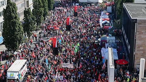 Allein 20.000 Menschen zogen nach Polizeiangaben bei verschiedenen Demonstrationsz&uuml;gen durch N&uuml;rnberg.