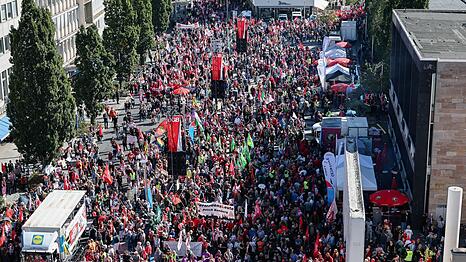 Allein 20.000 Menschen zogen nach Polizeiangaben bei verschiedenen Demonstrationsz&uuml;gen durch N&uuml;rnberg.