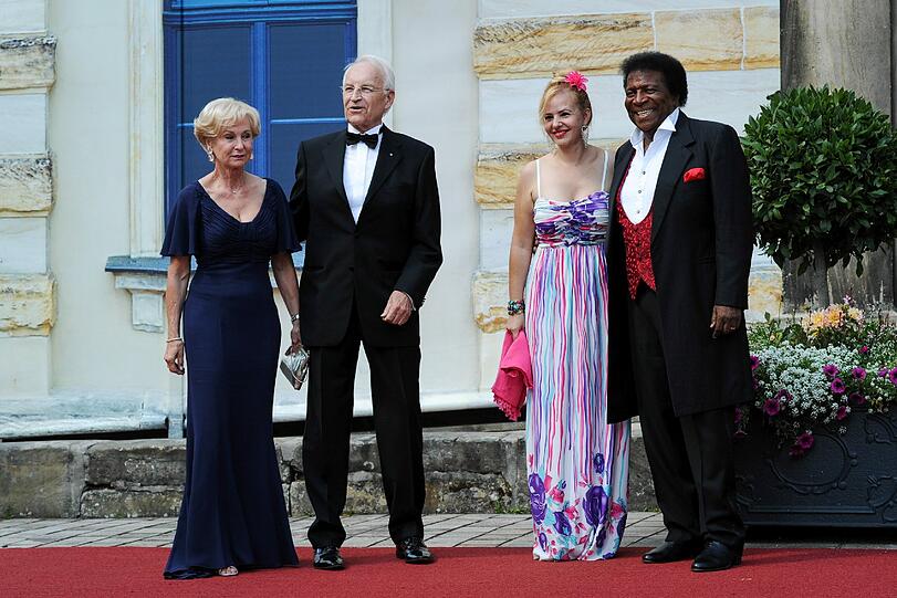 Der ehemalige bayerische Ministerpräsident Edmund Stoiber (2.v.l., CSU) und seine Frau Karin (l)mit Schlagersänger Roberto Blanco und seine Ehefrau Luzandra Straßburg.