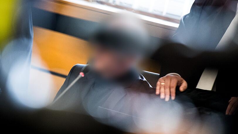 Ein alter Apotheker aus Bottrop soll seit 2012 fast 62 000 Krebsmedikamente gepanscht haben. Ein alter Apotheker aus Bottrop soll seit 2012 fast 62 000 Krebsmedikamente gepanscht haben.