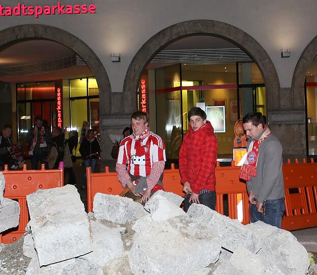 Die Fan-Party am Marienplatz: Bayern-Anhänger haben sogar die Mariensäule eingenommen. Die Bilder