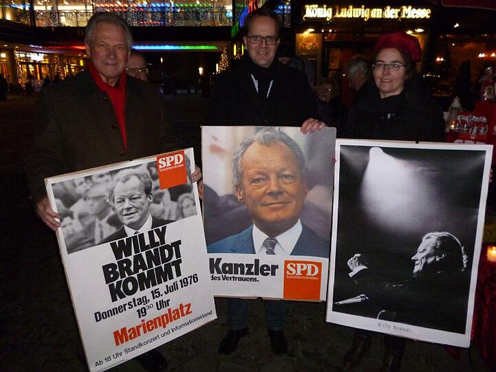 Der ehemalige Landtagsabgeordnete Hermann Memmel, Markus Rinderspacher und Stadtratskandidatin Susan Beer bei der Feier zu Brandts 100. Geburtstag.