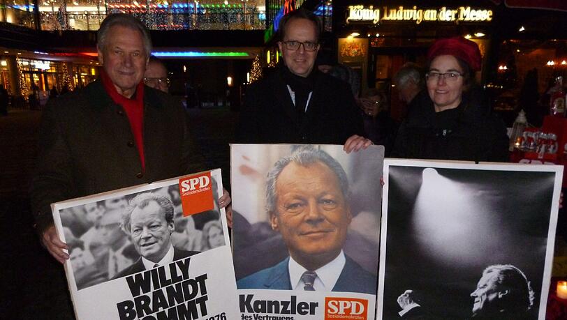 Der ehemalige Landtagsabgeordnete Hermann Memmel, Markus Rinderspacher und Stadtratskandidatin Susan Beer bei der Feier zu Brandts 100. Geburtstag. Der ehemalige Landtagsabgeordnete Hermann Memmel, Markus Rinderspacher und Stadtratskandidatin Susan Beer bei der Feier zu Brandts 100. Geburtstag.