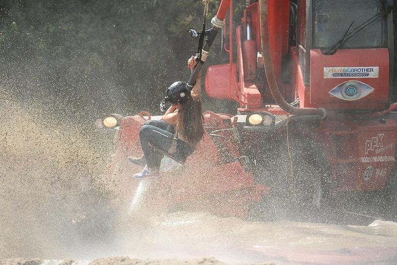 Während der Challenge. So schön reitet nur Ela auf dem Feuerwehrschlauch.
