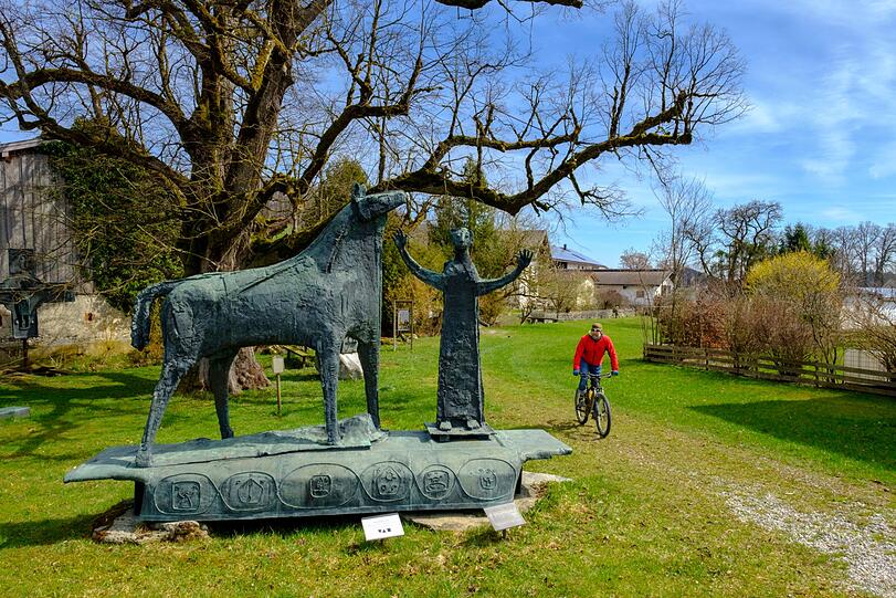 In Pavolding bei Seeon stehen Skulpturen von Heinrich Kirchner