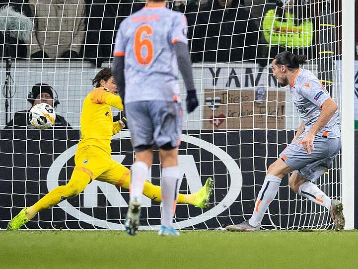 Istanbuls Enzo Crivelli (r) besiegelte in der Nachspielzeit mit seinem Tor das Gladbacher Aus.