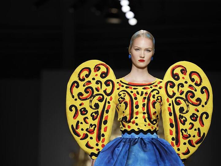 Ein Model im Biene-Maja-Look bei Moschino in Mailand.