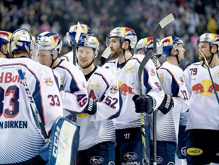 Die Münchner Eishockeyspieler feiern ihren Sieg. Foto: Britta Pedersen