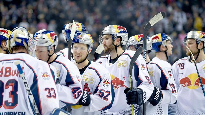 Die Münchner Eishockeyspieler feiern ihren Sieg. Foto: Britta Pedersen Die Münchner Eishockeyspieler feiern ihren Sieg. Foto: Britta Pedersen