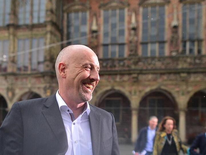 Der Spitzenkandidat der CDU, Carsten Meyer-Heder, lacht auf dem Weg in die Bürgerschaft.