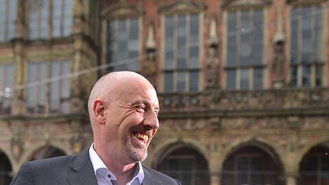 Der Spitzenkandidat der CDU, Carsten Meyer-Heder, lacht auf dem Weg in die Bürgerschaft.