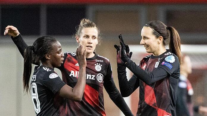 Viviane Asseyi (l-r), Simone Laudehr und Ivana Rudelic vom FC Bayern München feiern nach ihrem Sieg.