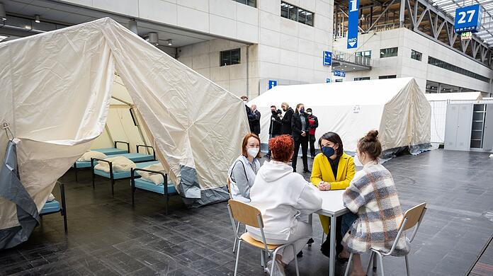 Außenministerin Annalena Baerbock (2.v.r.) bei einem Besuch einer Notunterkunft für Geflüchtete aus der Ukraine in Hannover.