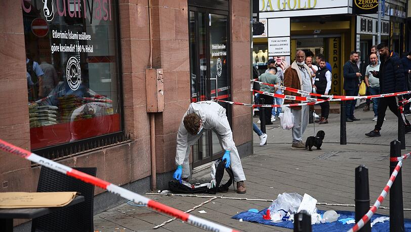 Die Spurensicherung am Ort der Polizeikontrolle in Mannheim.