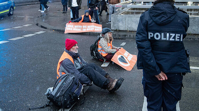 Dezember 2022: Aktivisten der "Letzten Generation" blockieren eine Straße am Münchner Hauptbahnhof.