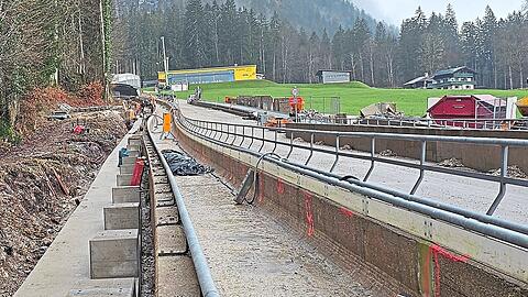 Die Fundamente links neben dem Eiskanal sind neu. Hier werden die Kühlmittelfernleitungen verlegt. Der ganze Bereich soll überdacht werden.