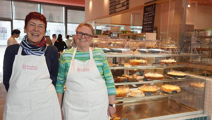 Conny Ebert (l.) und Sonja Solz backen oft gemeinsam im Kuchentratsch-Caf&eacute;. In ihrer Freizeit sind beide leidenschaftliche Marmeladen-K&ouml;chinnen.