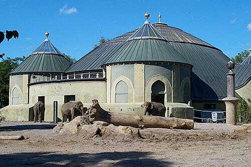 Das 100 Jahre alte Elefantenhaus des Tierparks Hellabrunn steht unter Denkmalschutz &ndash; und muss dringend saniert werden.