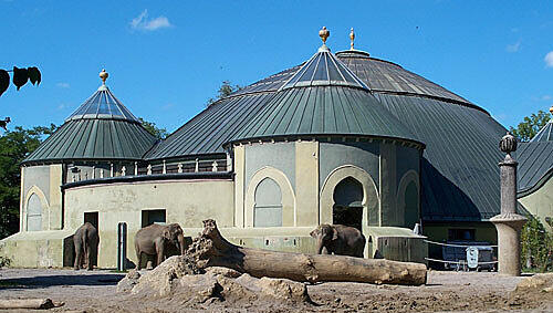 Das 100 Jahre alte Elefantenhaus des Tierparks Hellabrunn steht unter Denkmalschutz – und muss dringend saniert werden. Das 100 Jahre alte Elefantenhaus des Tierparks Hellabrunn steht unter Denkmalschutz – und muss dringend saniert werden.