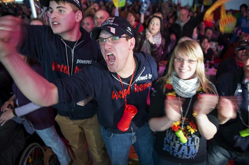 Nach Sebastian Vettels drittem WM-Sieg flippen die Fans in seiner Heimatstadt Heppenheim völlig aus. Die Bidler vom Freudentaumel