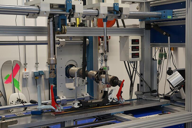 Jetzt ist die Zeit für die Prüfung von Skibindungen und deren Sicherheit. Dabei geht die Saison gerade erst zu Ende. Weil die Kunden vom Tüv Süd aber bereits das Material für den nächsten Winter getestet haben wollen, herrscht in diesem Bereich derzeit Hochbetrieb. Neben den Bindungen prüft der Tüv auch Skischuhe und die Ski selbst.
