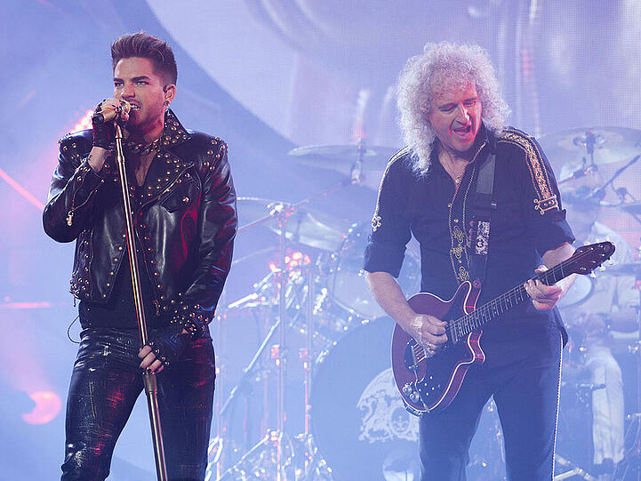 Brian May (r.) mit seiner geliebten Gitarre an der Seite des neuen Queen-Sängers Adam Lambert