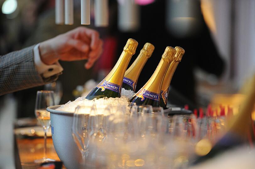 Anstoßen auf ein Frohes Neues: Sekt und Champagner gehören zu Silvester einfach dazu.