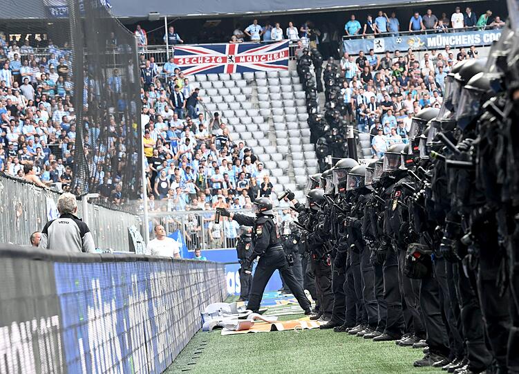 Zehn Minuten vor Ende rasten einig Löwen-Fans komplett aus. Es fliegen Sitzschalen und Metallstangen aufs Spielfeld.