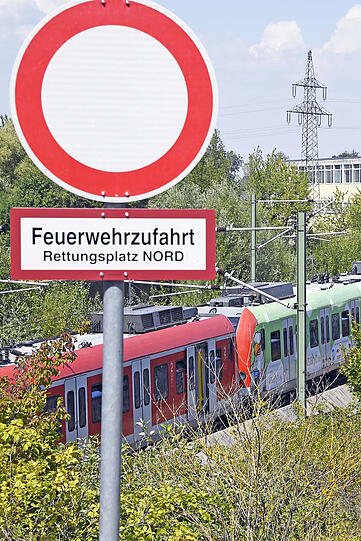 Störung im Gesamtnetz: Eine S-Bahn musste nach Beschädigung einer Oberleitung evakuiert werden.