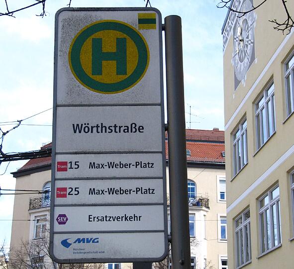 Die Durchsagen an der Trambahnhaltestelle sind einer Familie zu laut.