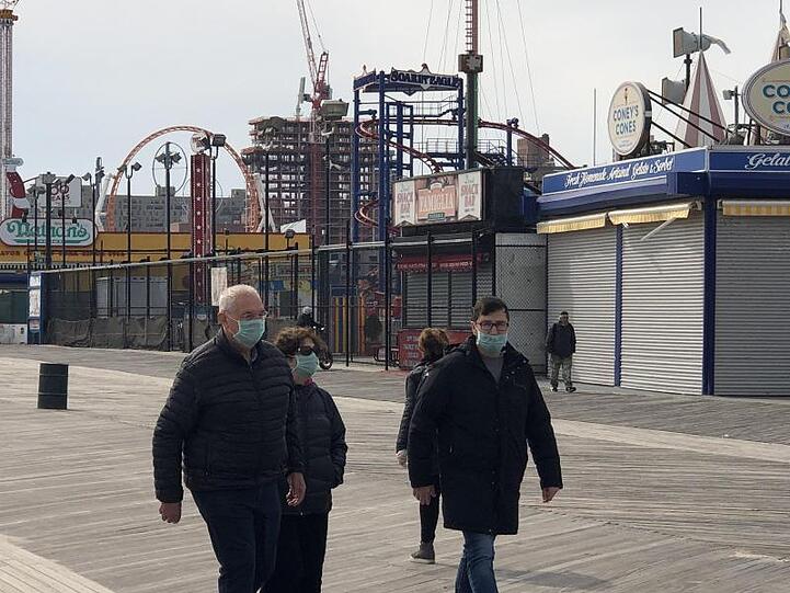 Wenige Passanten am Strandboulevard von Coney Island.