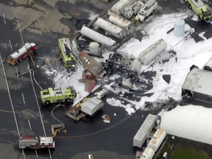 Unglücksort: Vom Wrack der B-17 stieg Rauch auf, die Feuerwehr war mit schwerem Löschgerät im Einsatz.