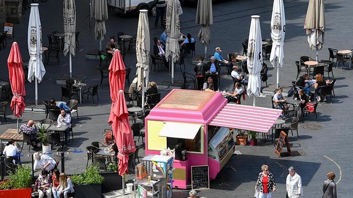 Marktplatz in Halle/Saale. Der Studie zufolge ist Sachsen-Anhalt vom Rückgang am stärksten betroffen. Das Bundesland büßte seit der Wende fast jeden vierten Einwohner ein.