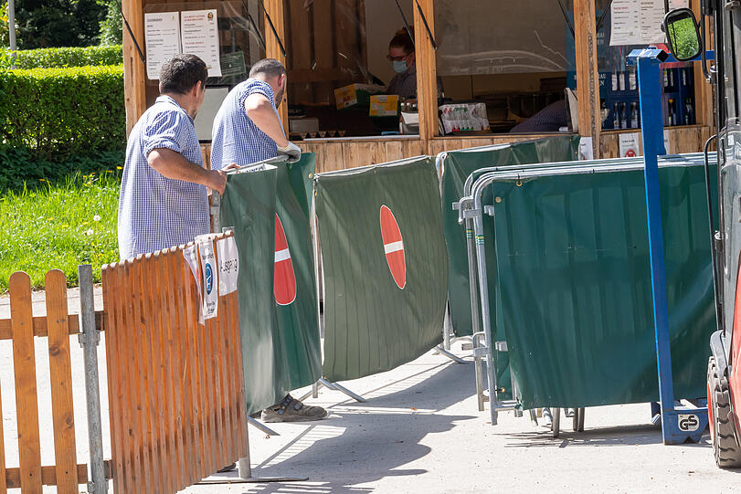 Die letzten Vorbereitungen, bevor der Biergarten am Chinesischen Turm wieder öffnet.