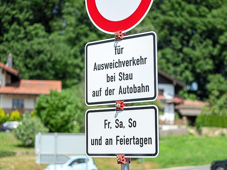 Keine Durchfahrt für den Ausweichverkehr: Wer bei Stau von der Autobahn auf Landstraßen ausweicht, muss künftig mit Bußgeld rechnen - im Kreis Rosenheim und nun auch im Berchtesgadener Land.