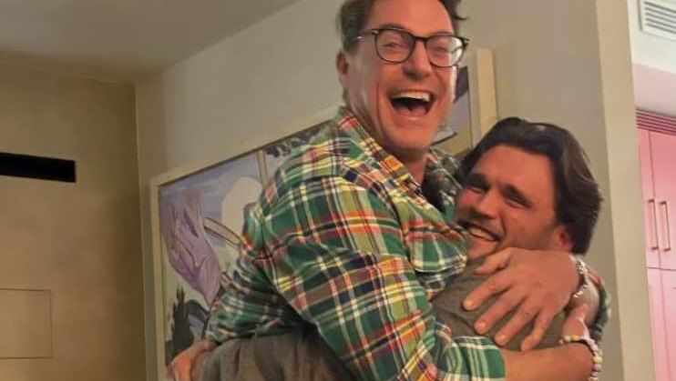 Benjamin Bieneck lässt sich zum Abschied vom "Sat.1 Frühstücksfernsehen" von seinen Kollegen feiern. Benjamin Bieneck lässt sich zum Abschied vom "Sat.1 Frühstücksfernsehen" von seinen Kollegen feiern.