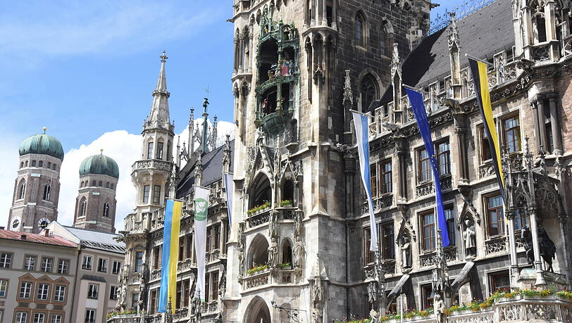 Das Dach des Münchner Rathauses wird saniert. Und womöglich können die Münchner davon bald ein Stück abhaben. Das Dach des Münchner Rathauses wird saniert. Und womöglich können die Münchner davon bald ein Stück abhaben.