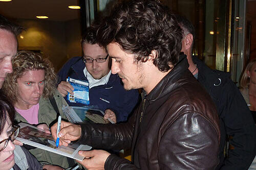 Orlando Bloom am Bayerischen Hof beim Autogramme-Geben