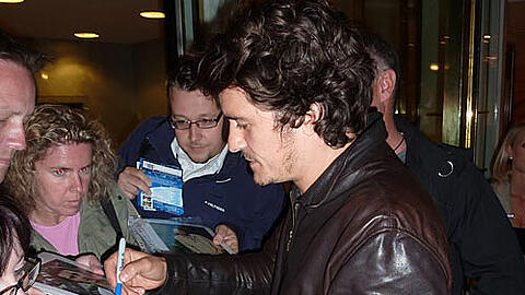 Orlando Bloom am Bayerischen Hof beim Autogramme-Geben
