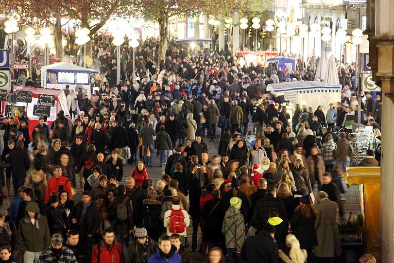 Start ins Weihnachtsgeschäft. Am ersten Adventwochenende stürmten die Münchner die Kaufhäuser. Die Bilder vom Shopping-Rausch.