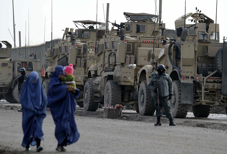 Bei einem Selbstmordanschlag in Kabul sind am Freitag nach Angaben der NATO drei ISAF-Soldaten
getötet worden.