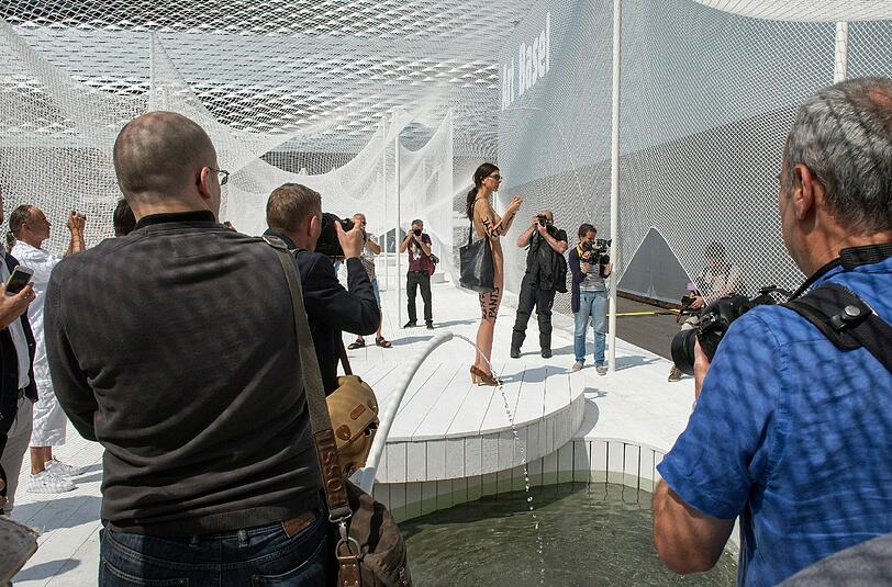Milo Moiré im Jahr 2014 bei der Kunstmesse "Art Fair Basel".